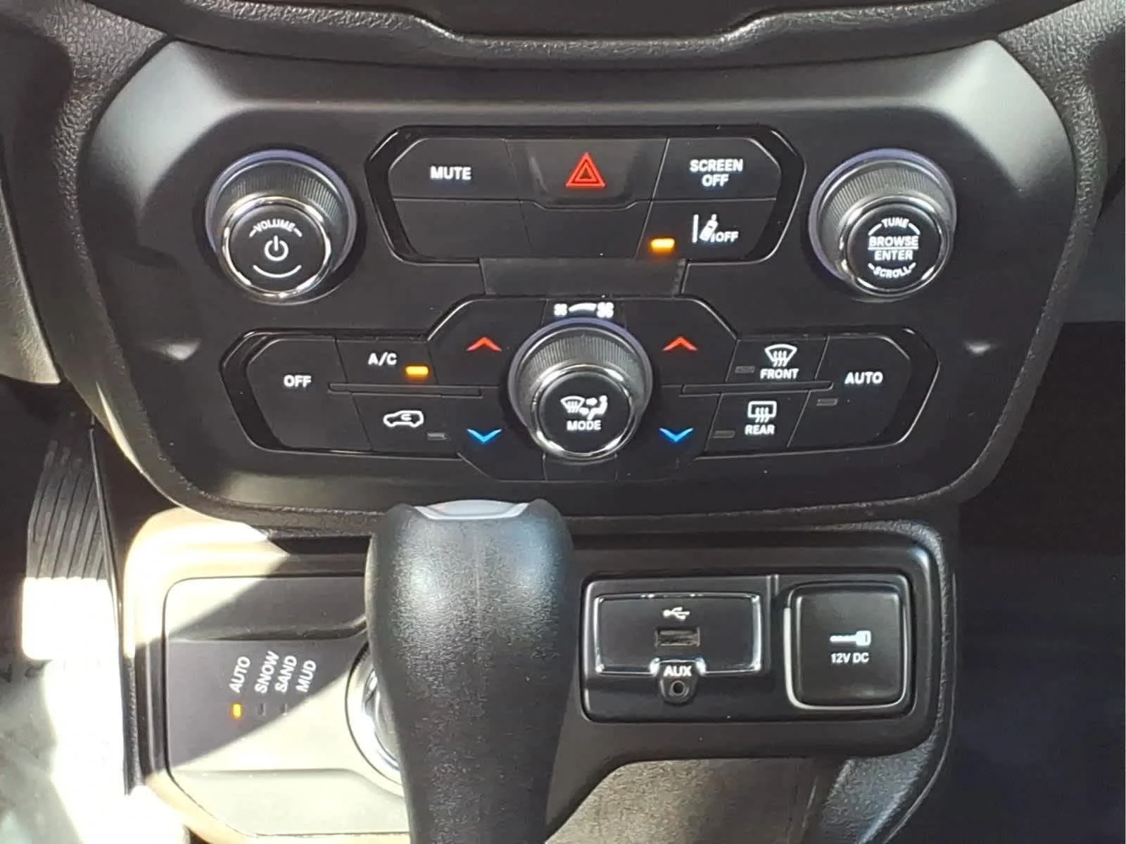 Used 2023 Black Clearcoat Jeep Latitude image 25