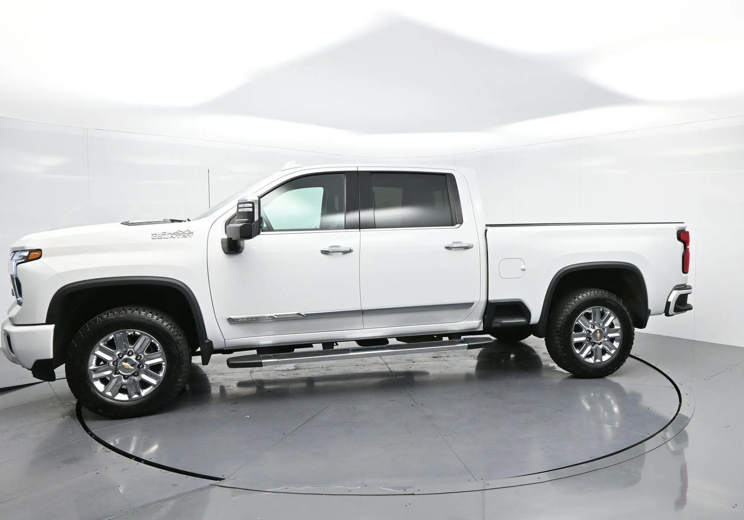 Used 2024 Summit White Chevrolet High Country image 4