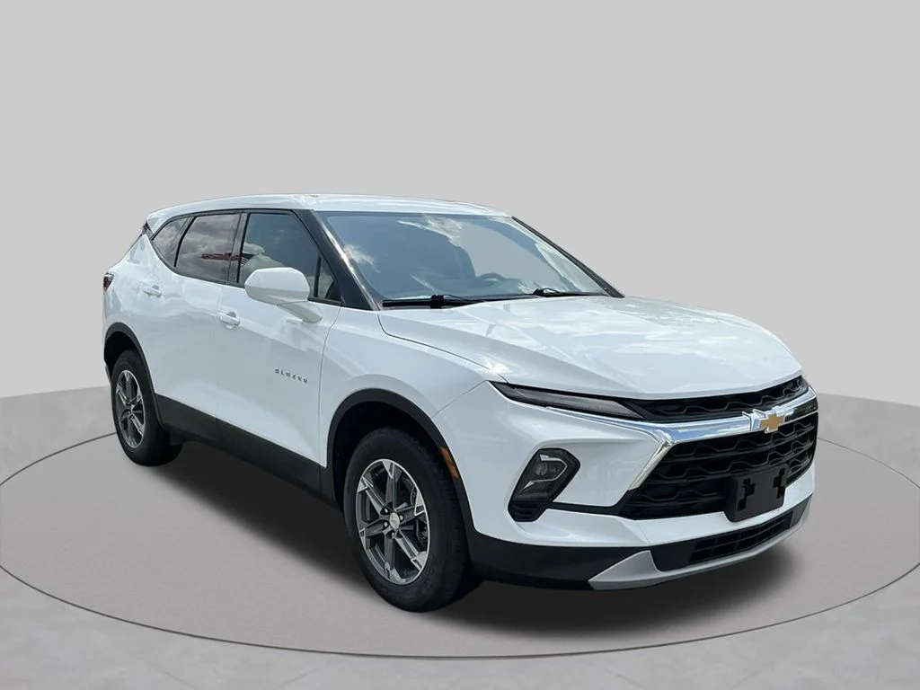 Used 2025 White Chevrolet LT image 12