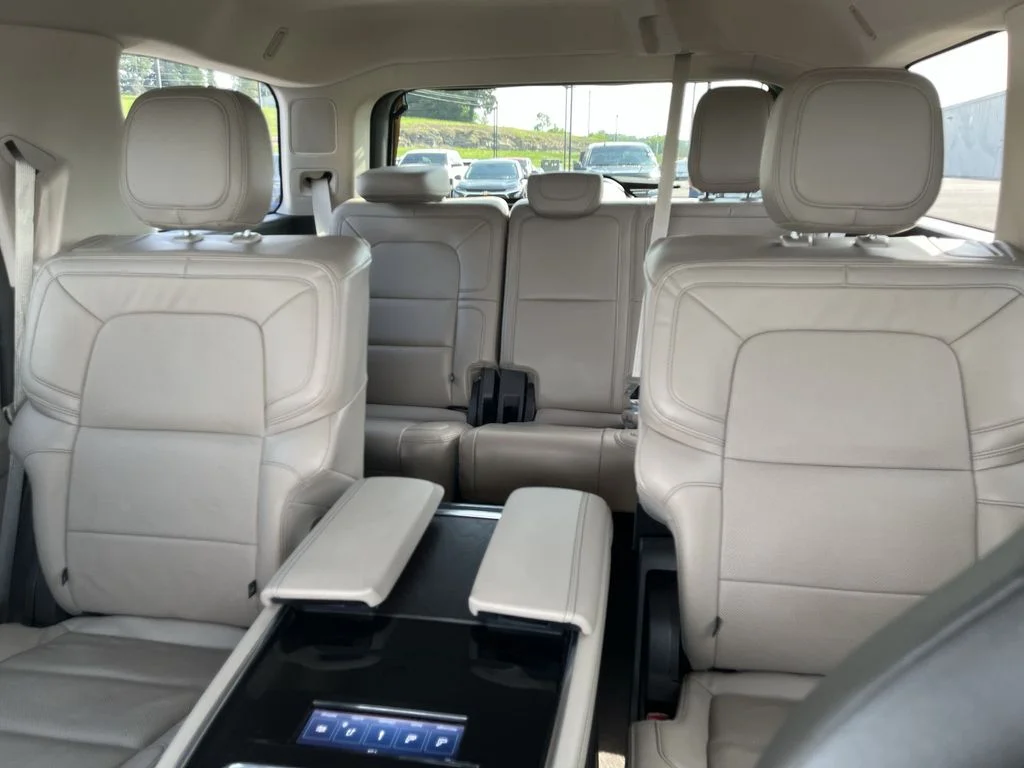 Used 2024 White Lincoln Reserve image 23