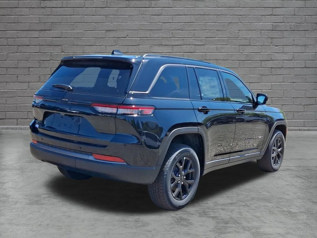 New 2026 Diamond Black Crystal Pearlcoat Jeep Laredo Altitude image 8