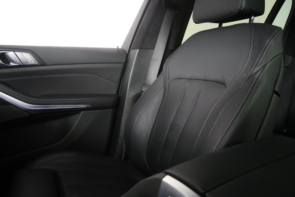 Used 2022 Black Sapphire Metallic BMW M50i image 27