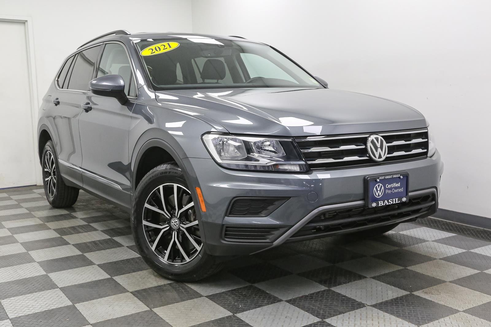 Used 2021 Platinum Gray Metallic Volkswagen SE image 3