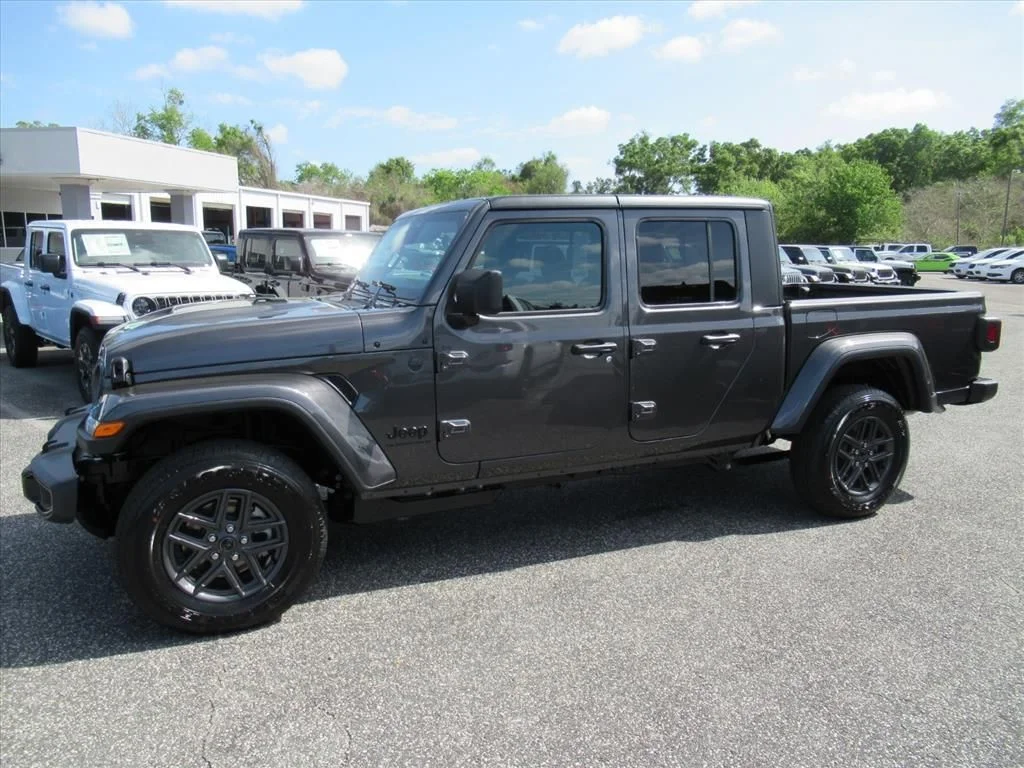 New 2026 Granite Crystal Metallic Clear-Coat Exterior Paint Jeep Sport S image 4
