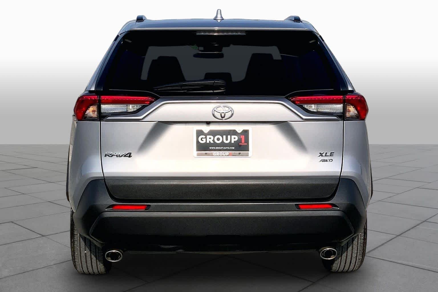 Used 2025 Silver Sky Metallic Toyota XLE image 5