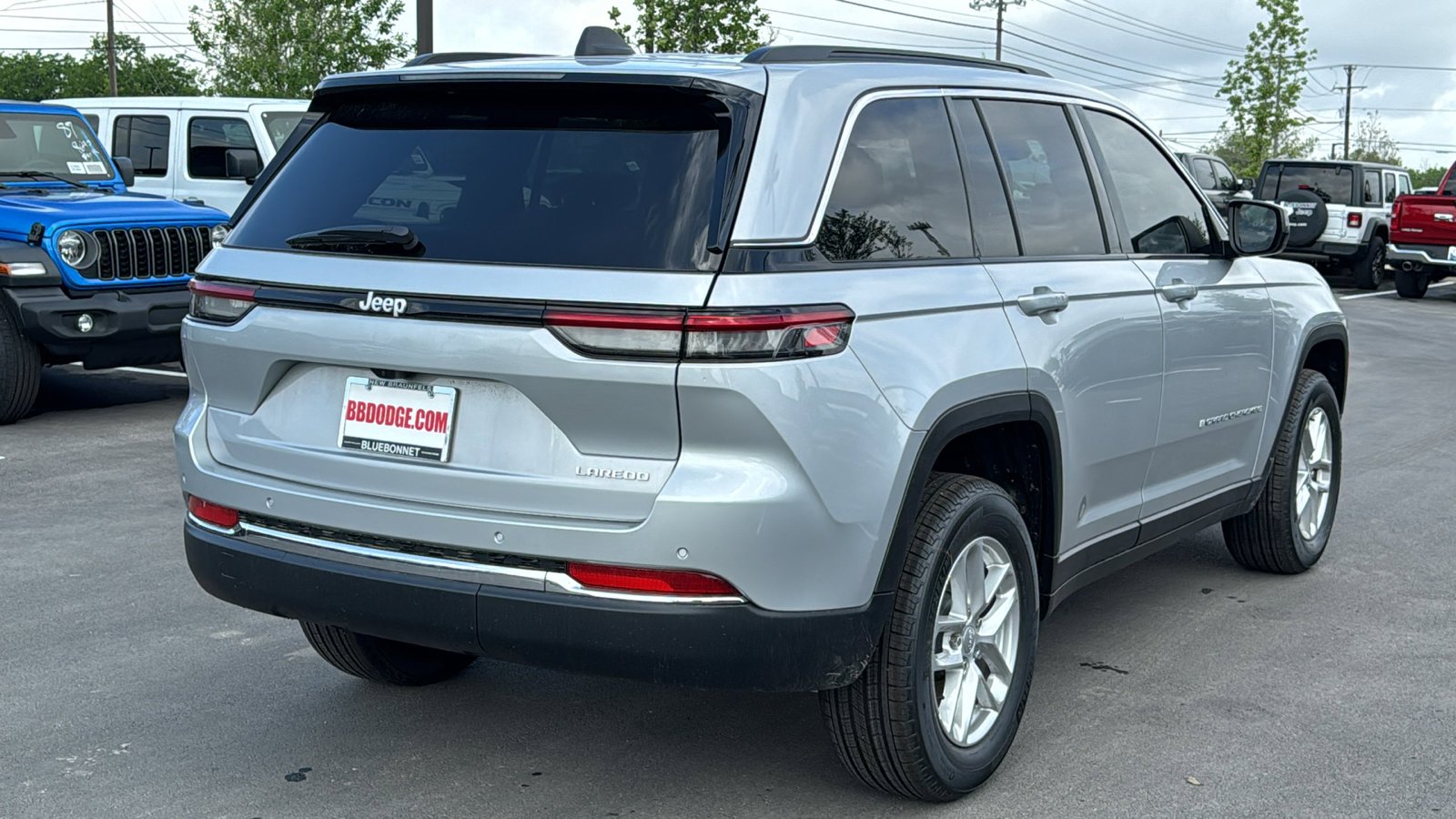 New 2026 Silver Zynith Exterior Paint Jeep Laredo X image 5