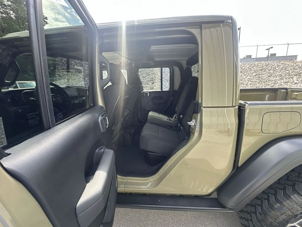 Used 2025 Green Jeep Mojave image 13
