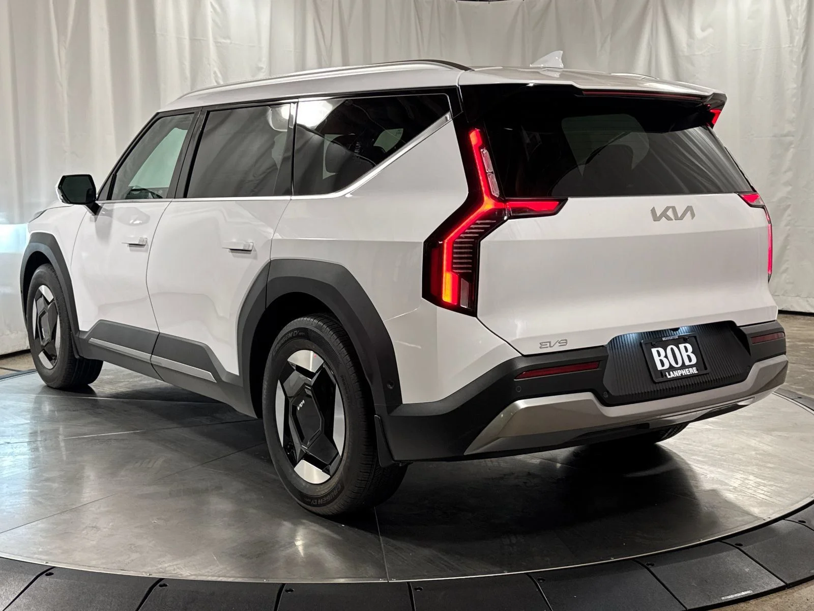New 2026 White Pearl Kia Wind image 9