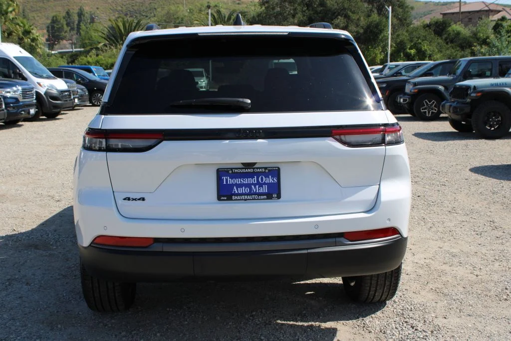 New 2026 Bright White Clear-Coat Exterior Paint Jeep Limited image 5