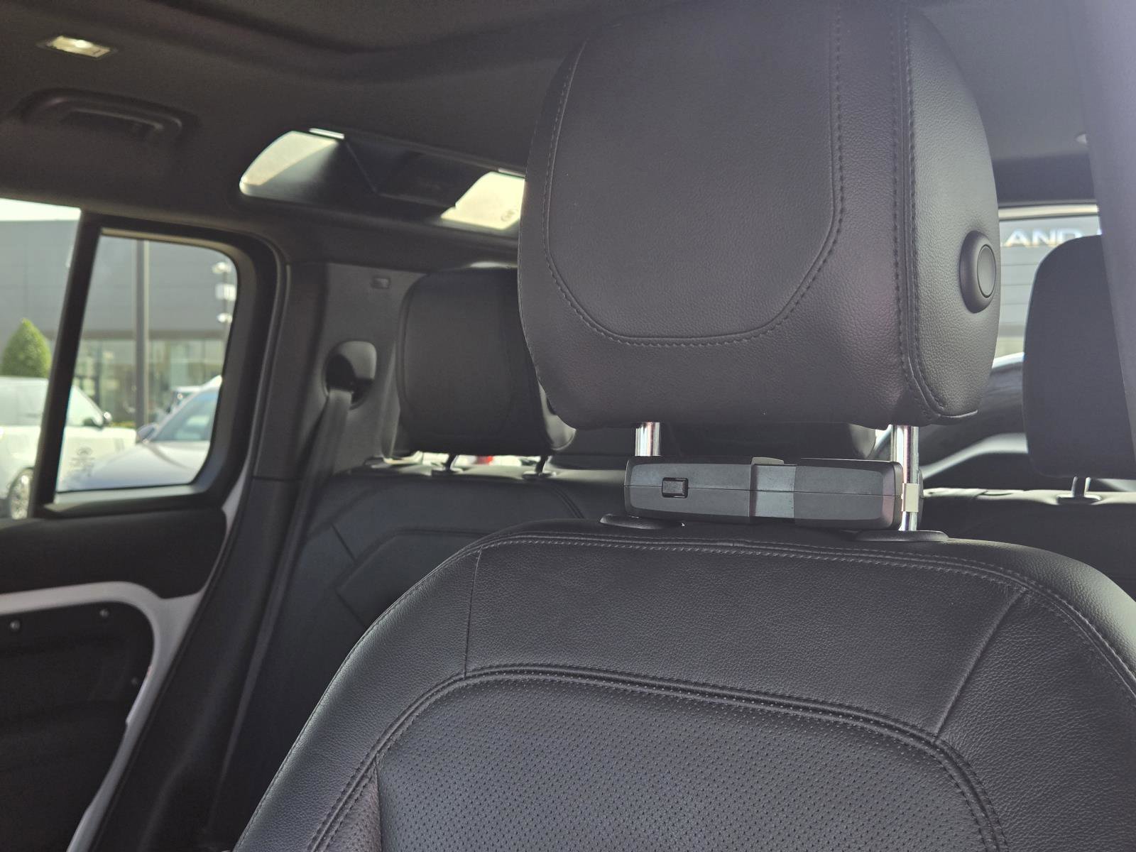 Used 2023 Fuji White Land Rover SE image 19