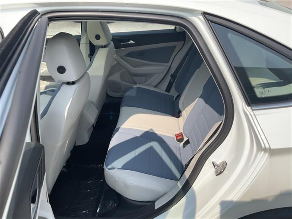 2025 Volkswagen Jetta SE - Photo 6