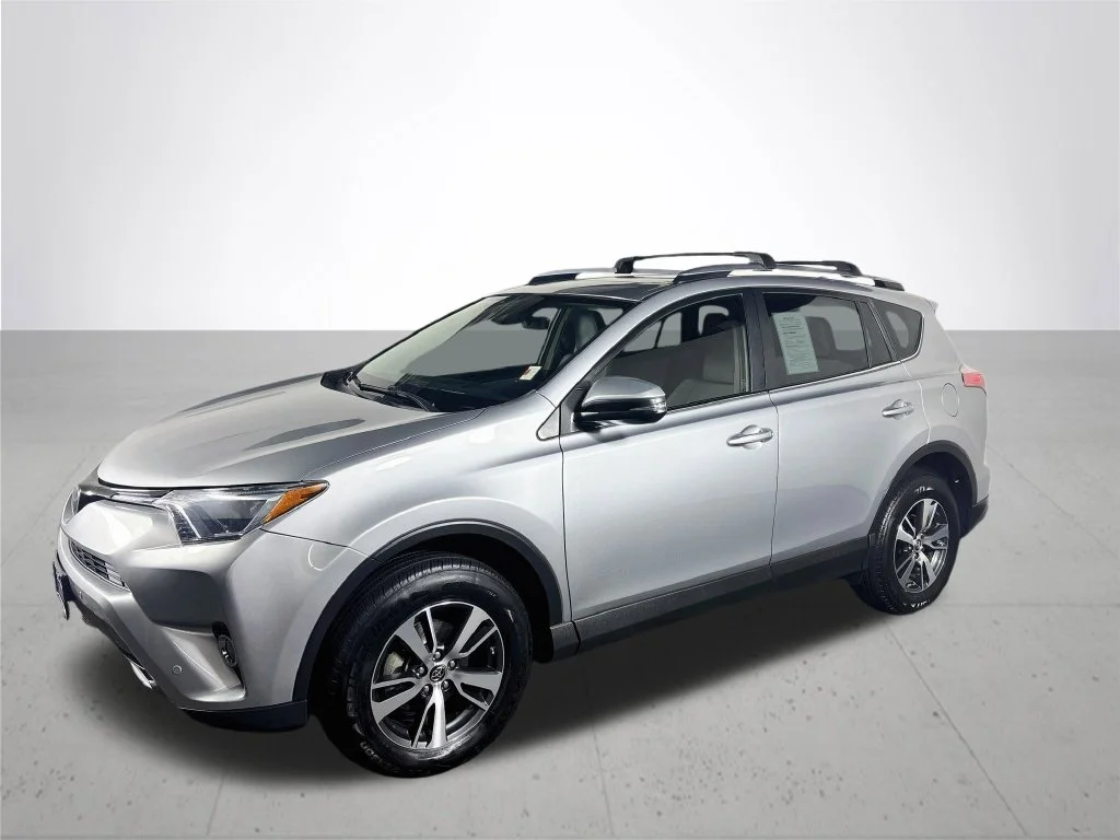 Used 2018 Silver Sky Metallic Toyota XLE image 2