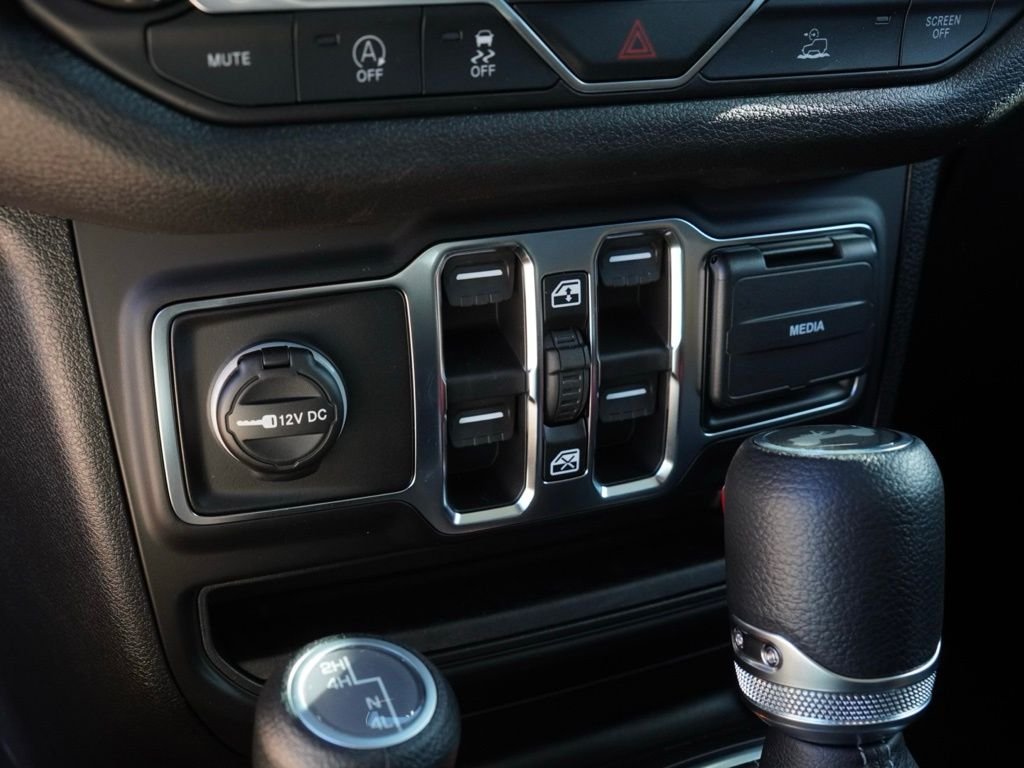 New 2026 Granite Crystal Metallic Clear-Coat Exterior Paint Jeep Sport S image 16