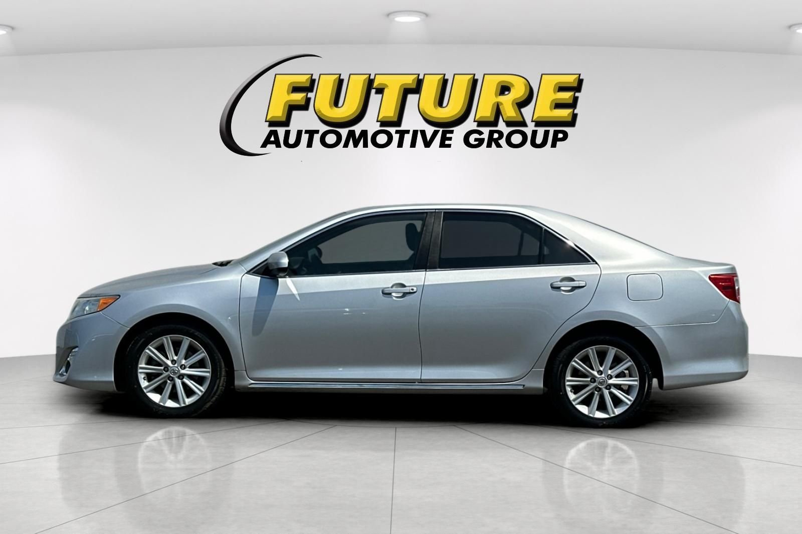 Used 2014 Silver Toyota XLE image 7