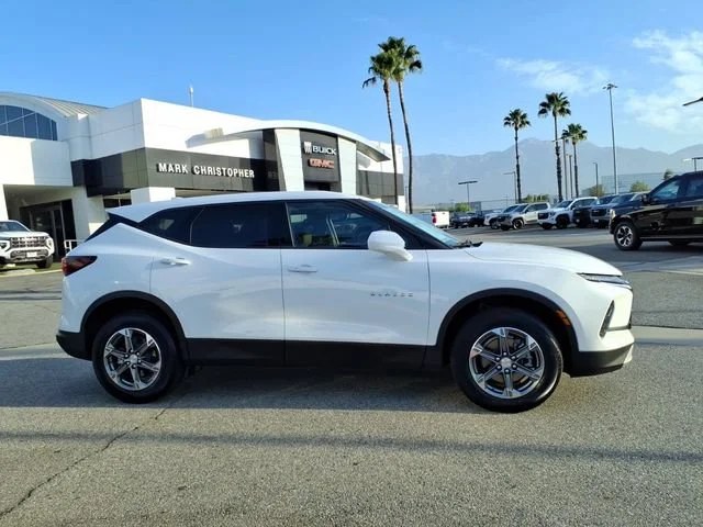 Used 2025 Summit White Chevrolet 2LT image 3