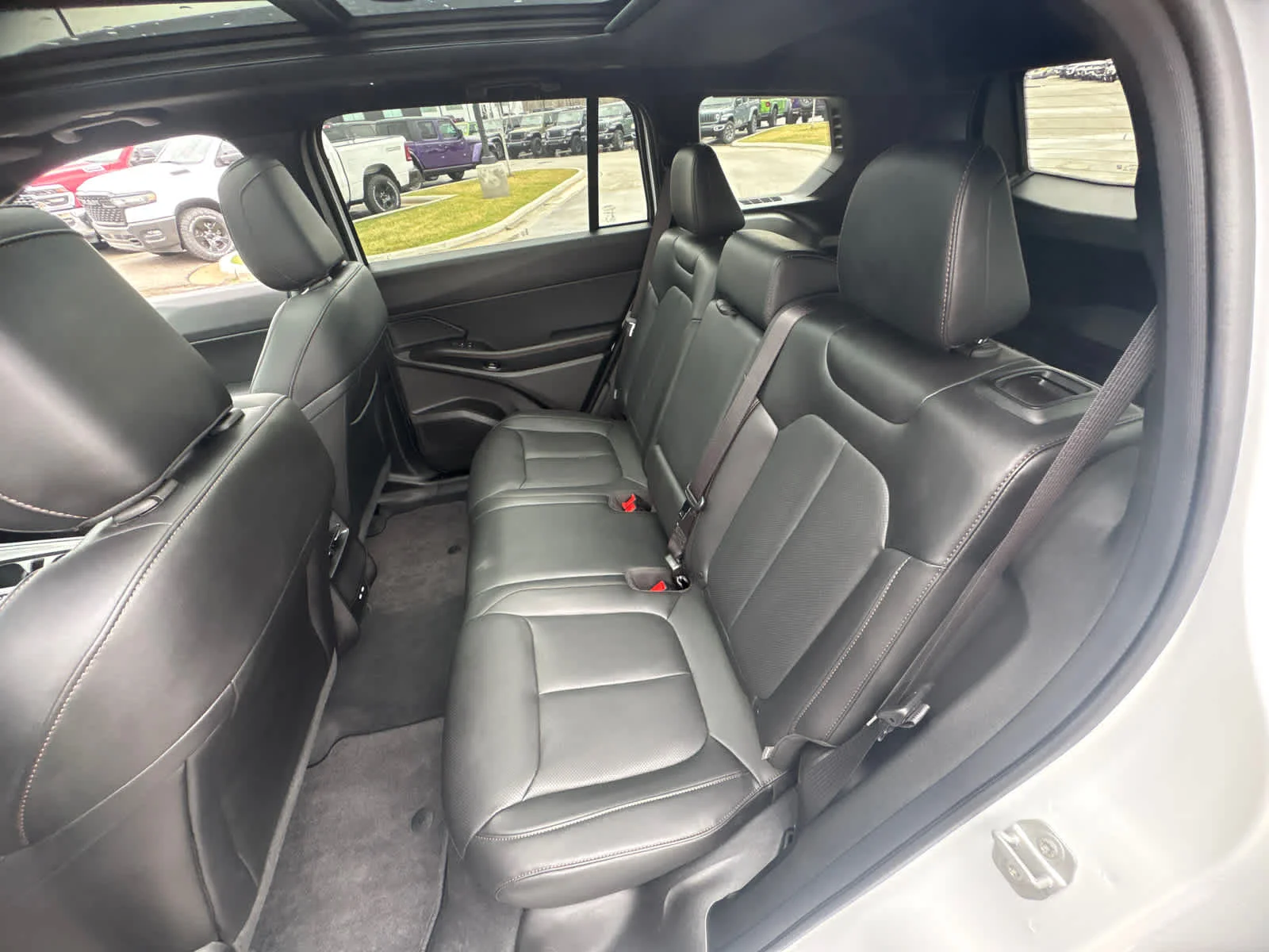 New 2026 Bright White Clear-Coat Exterior Paint Jeep Limited image 12