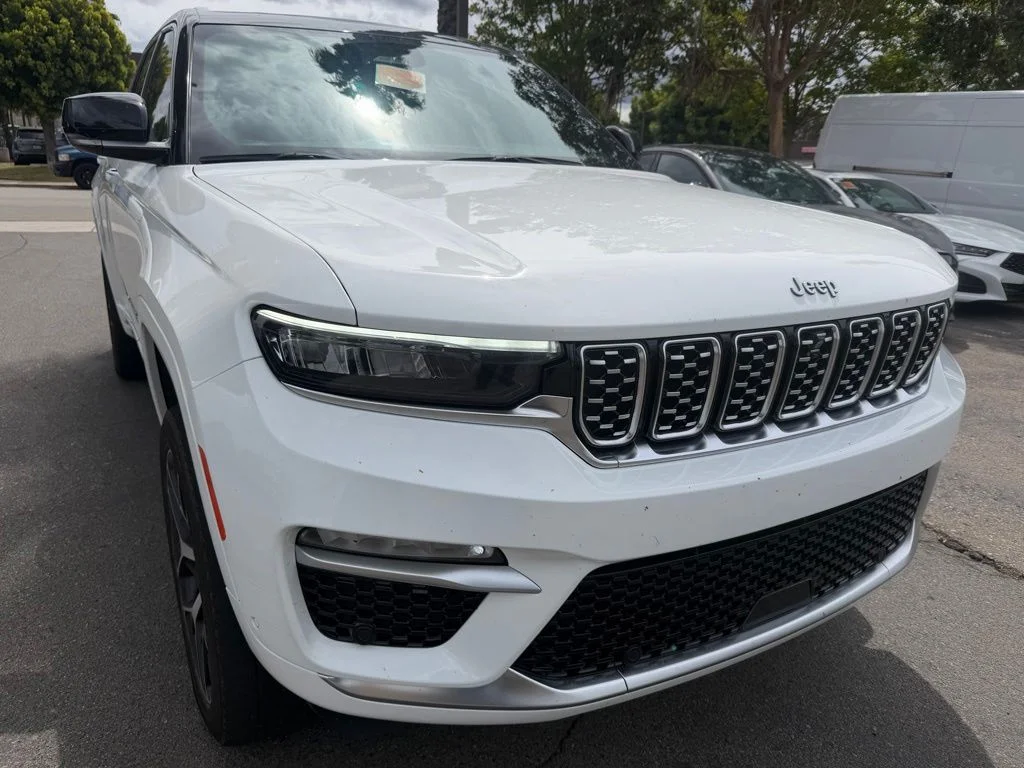 Used 2024 White Jeep Summit image 1