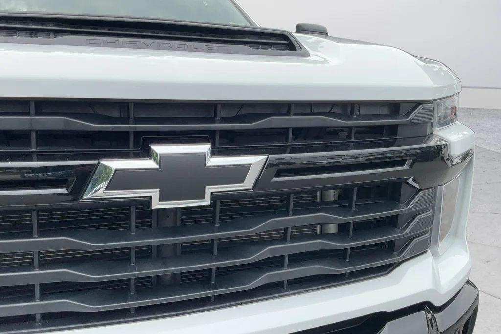 Used 2025 White Chevrolet Custom image 31