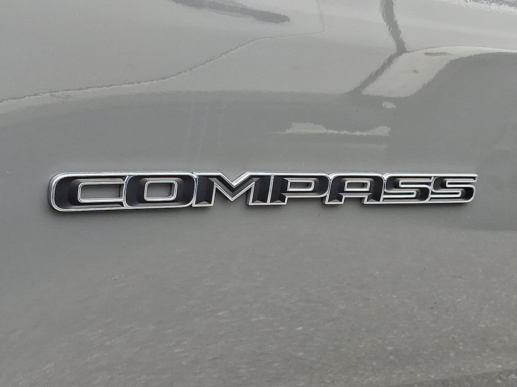 Used 2023 Gray Jeep Latitude image 9