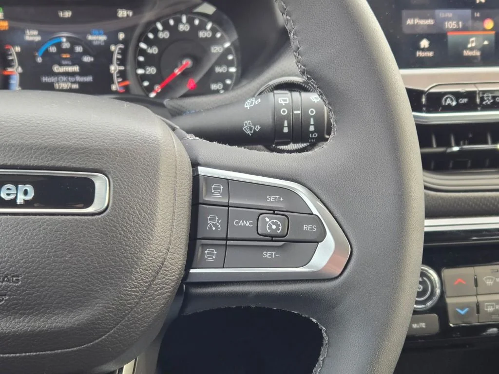 New 2026 Diamond Black Crystal Pearlcoat Jeep Latitude image 29