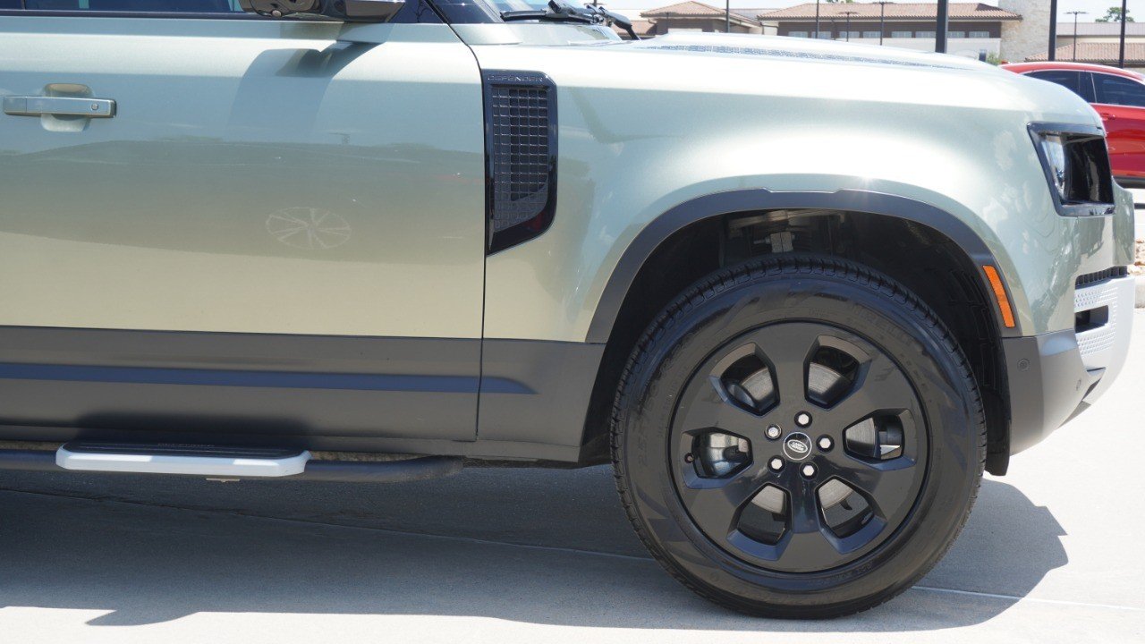 Used 2023 Green Land Rover S image 9