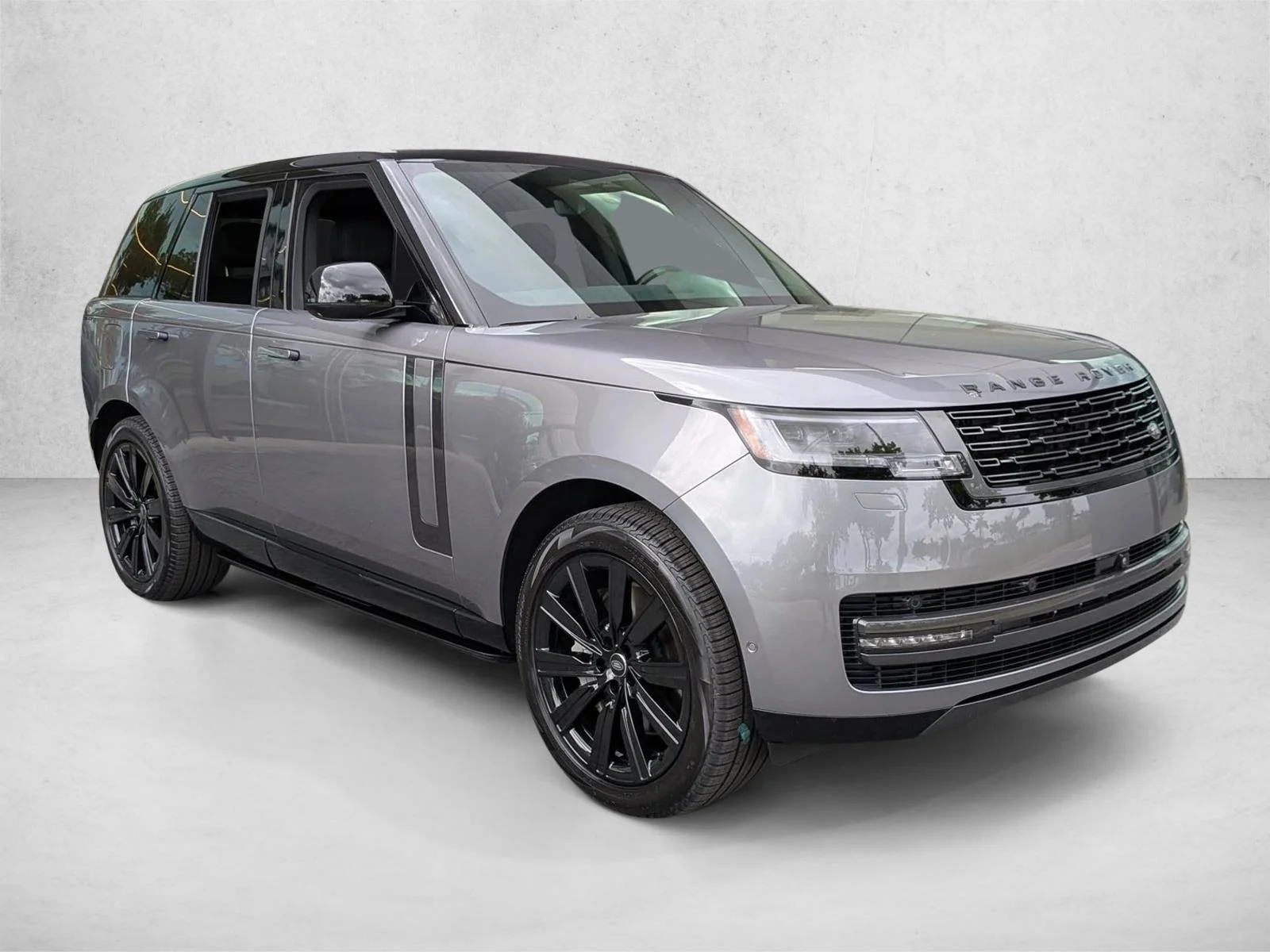 Used 2025 Eiger Grey Metallic Land Rover SE image 3
