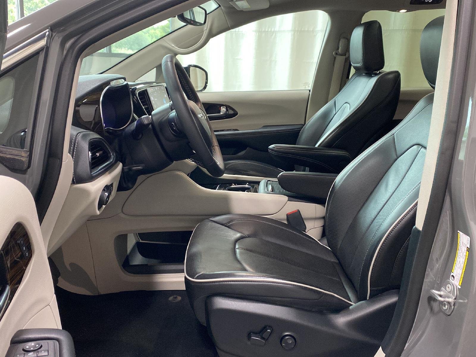 Used 2023 Ceramic Gray Clearcoat Chrysler Hybrid Limited image 20