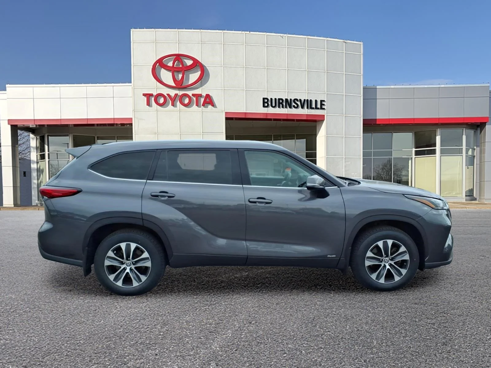 Used 2022 Toyota Highlander XLE with VIN 5TDHBRCH8NS548044 for sale in Burnsville, Minnesota