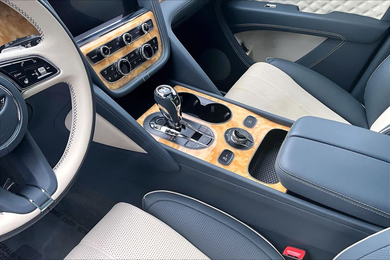 Used 2022 Black Sapphire Metallic Bentley V8 image 16