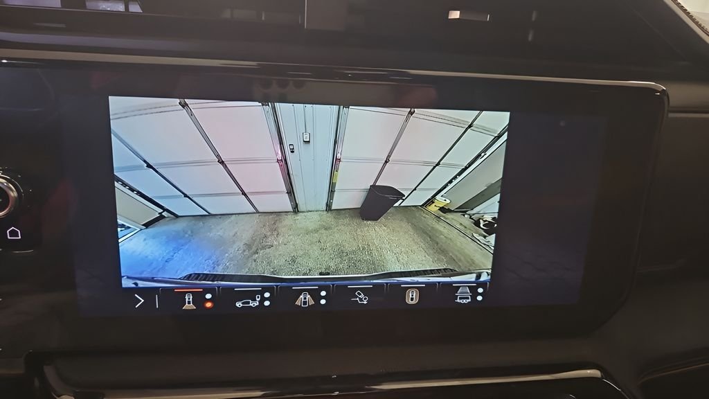 Used 2025 White GMC AT4 image 18