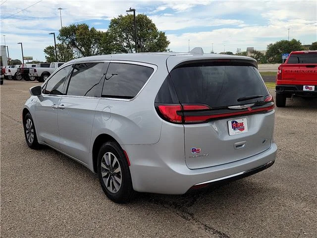 Used 2022  Chrysler Touring L Front-Wheel Drive Passenger image 3