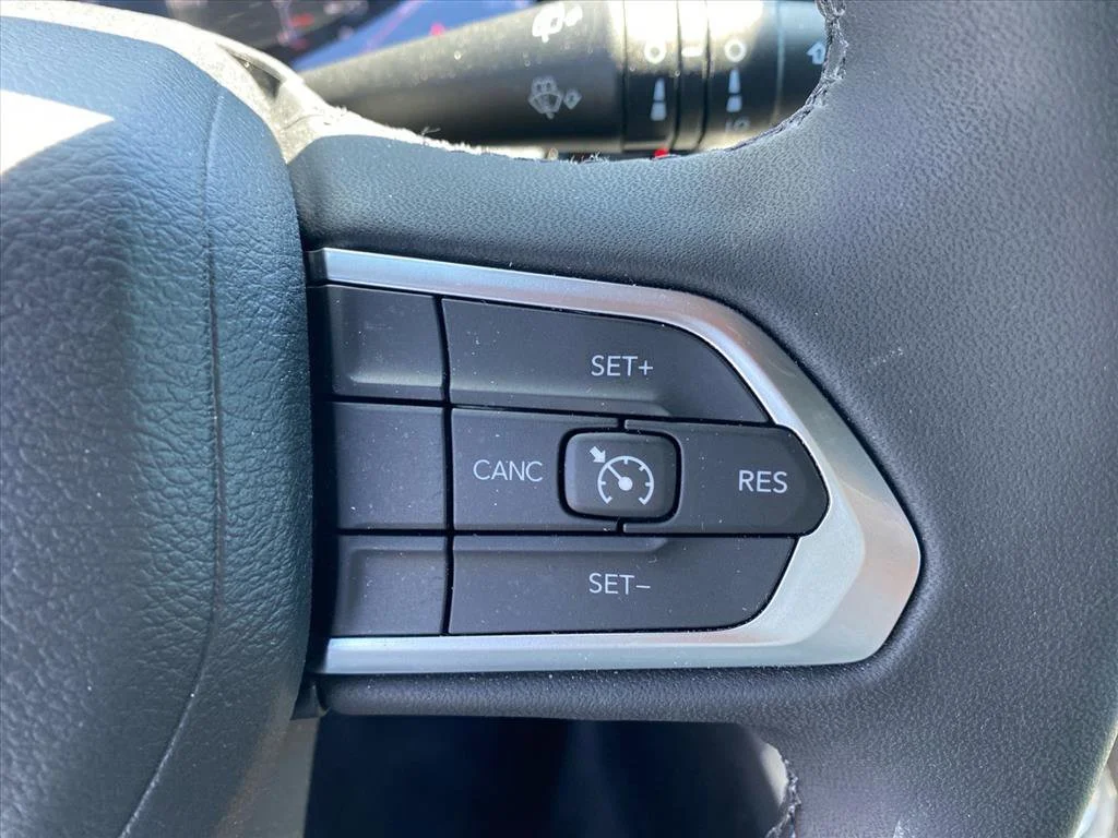 Used 2023 Bright White Clearcoat Jeep Latitude Lux image 17