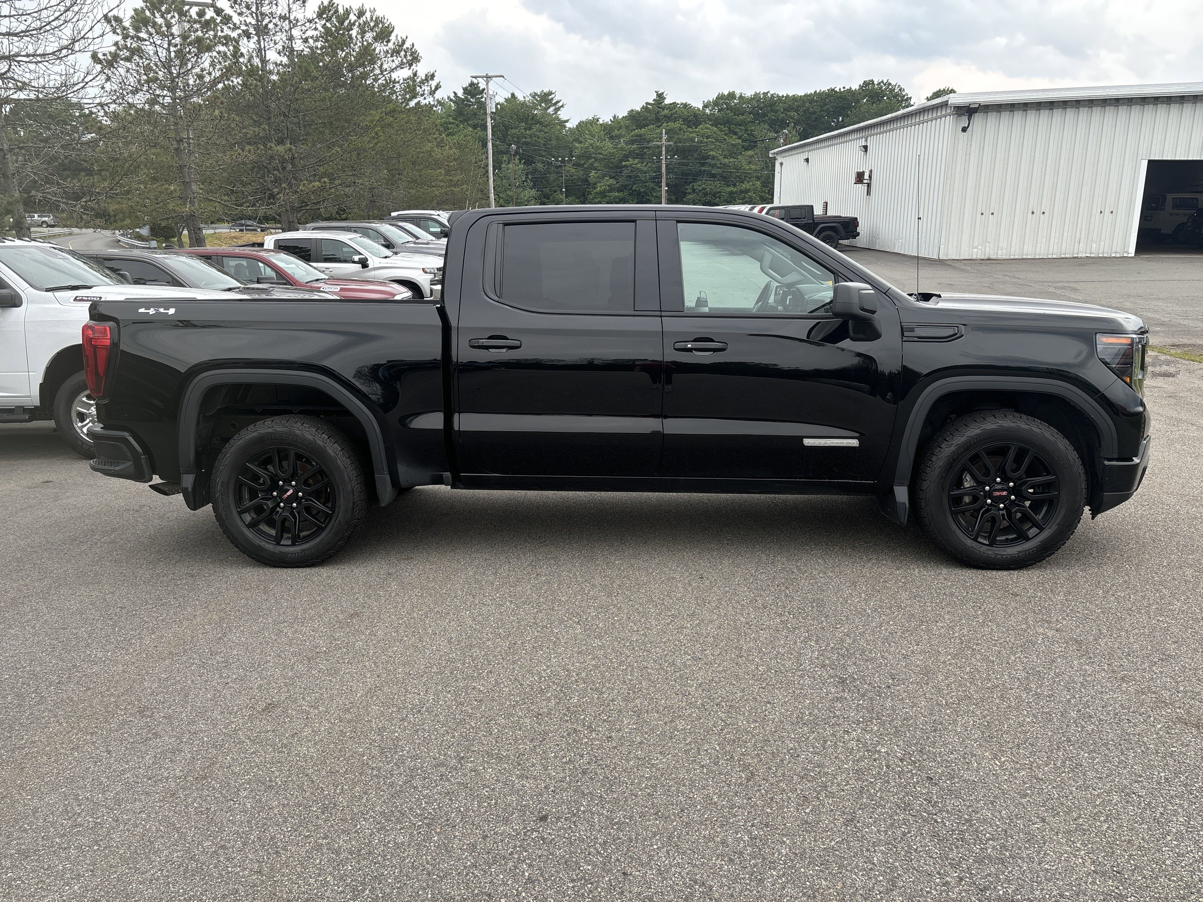 Used 2024 Onyx Black GMC Elevation image 6