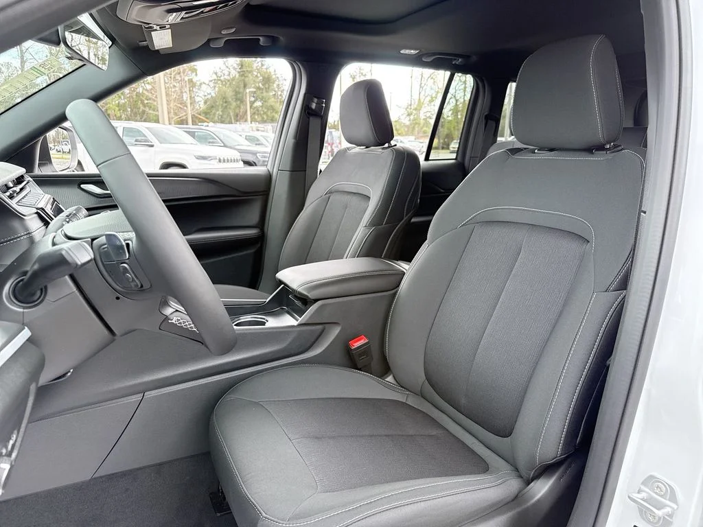New 2026 Bright White Clear-Coat Exterior Paint Jeep Laredo image 11