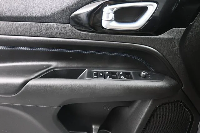 Used 2025 Silver Jeep Latitude image 22