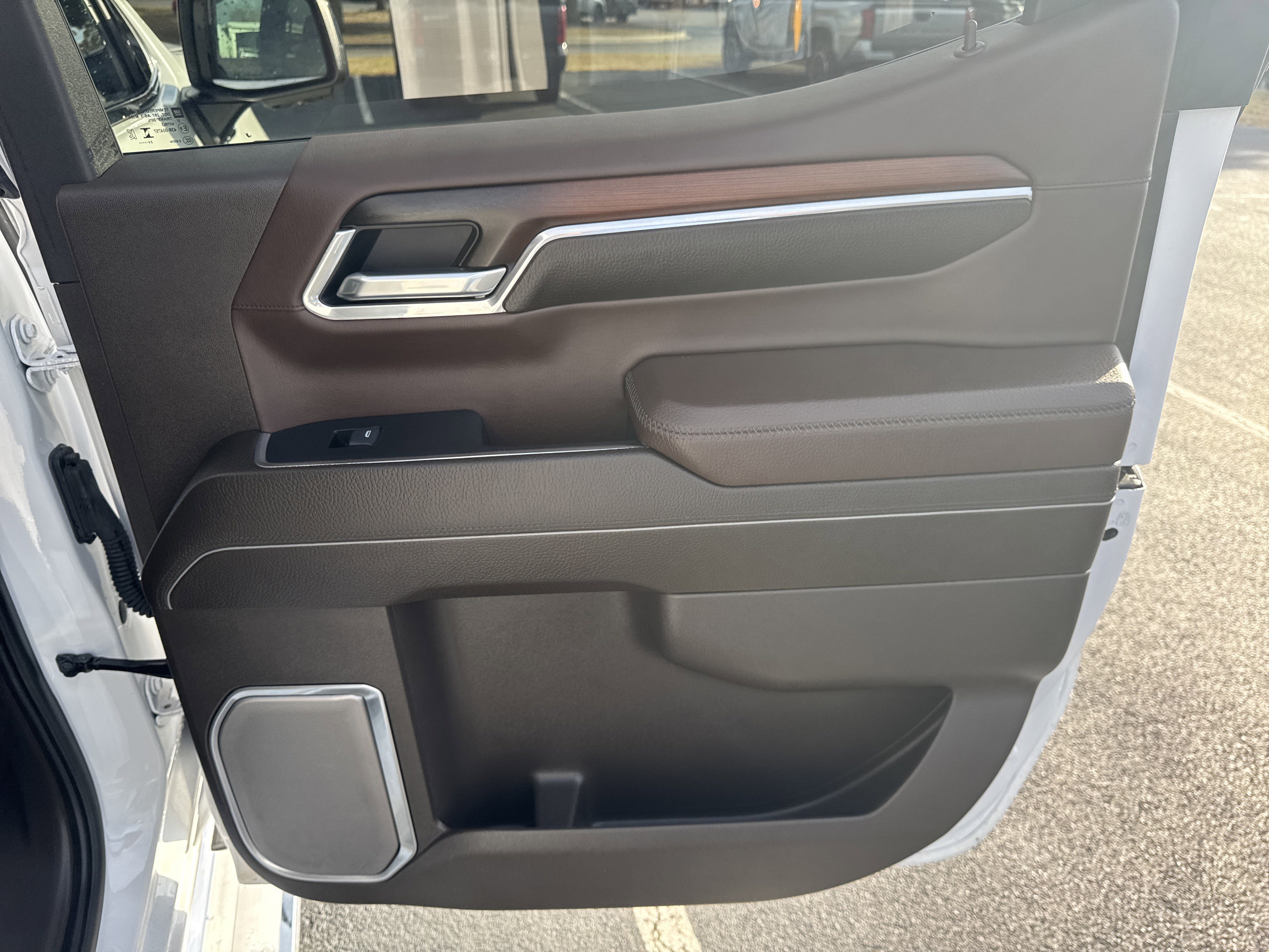 Used 2025 White Frost Tricoat GMC Denali image 31