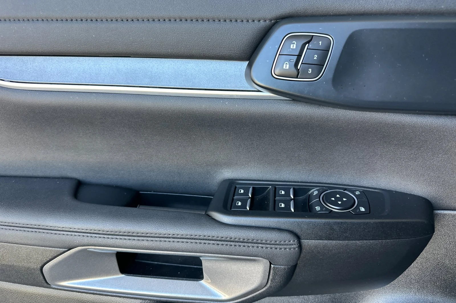 Used 2025 Blue Metallic Ford LARIAT image 11