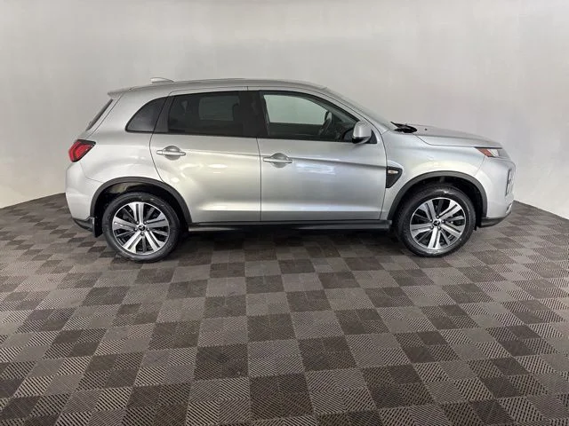 Used 2023  Mitsubishi 2.0 SE image 4