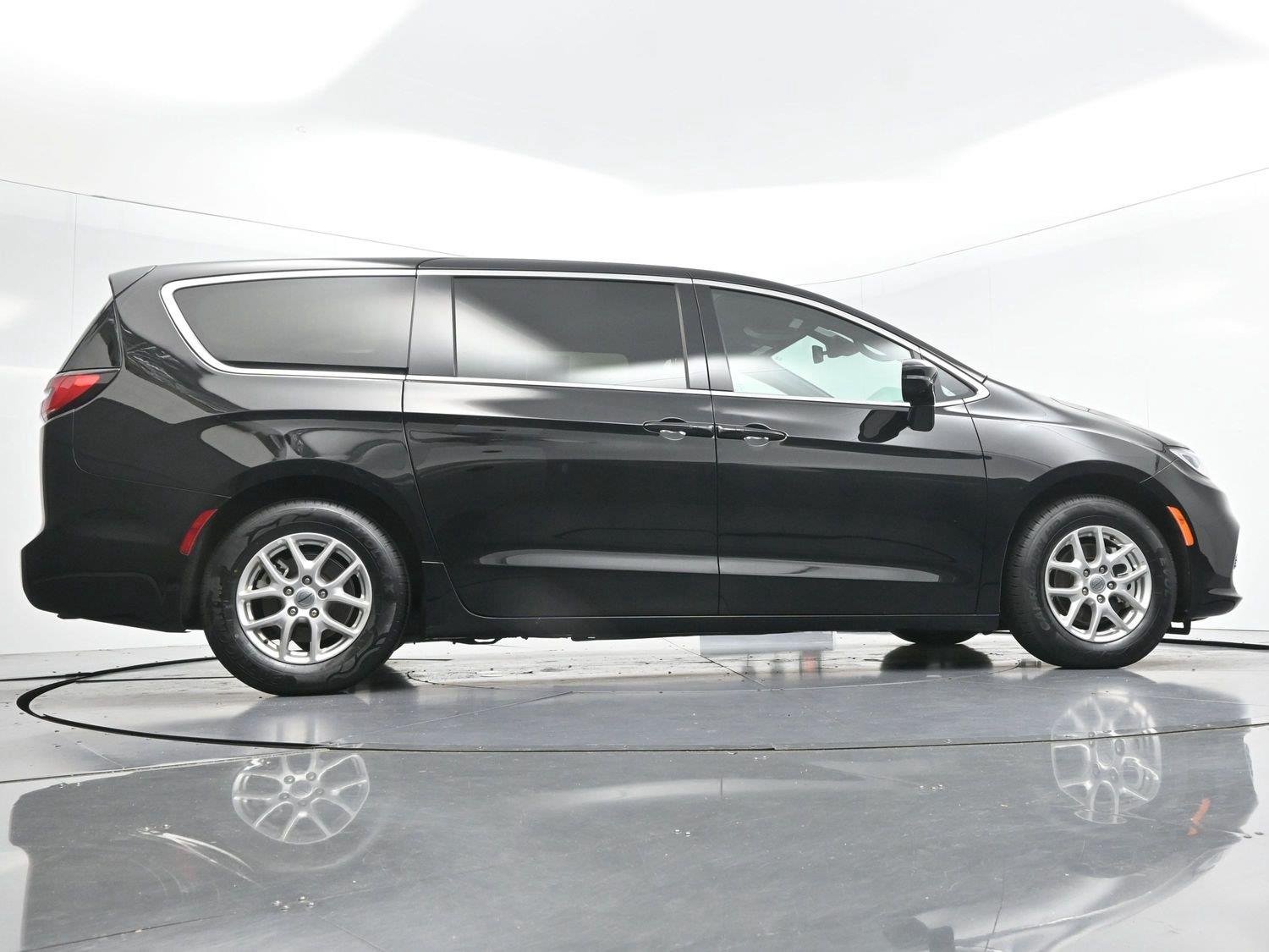 Used 2025 Diamond Black Crystal Pearlcoat Chrysler Select image 54