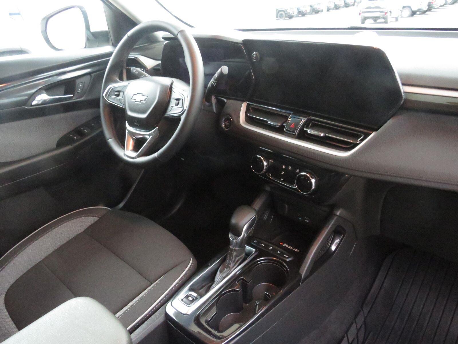Used 2024 Summit White Chevrolet LT image 27