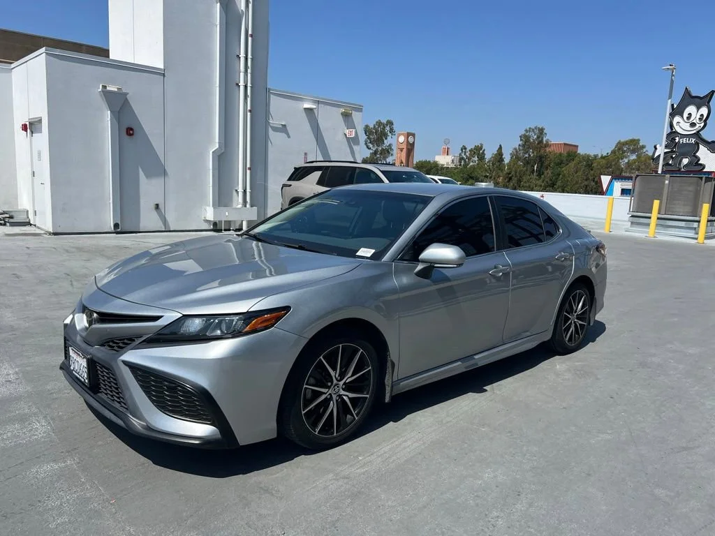 2022 Toyota Camry SE's photo