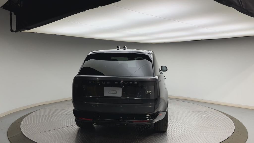 Used 2023  Land Rover SE image 3