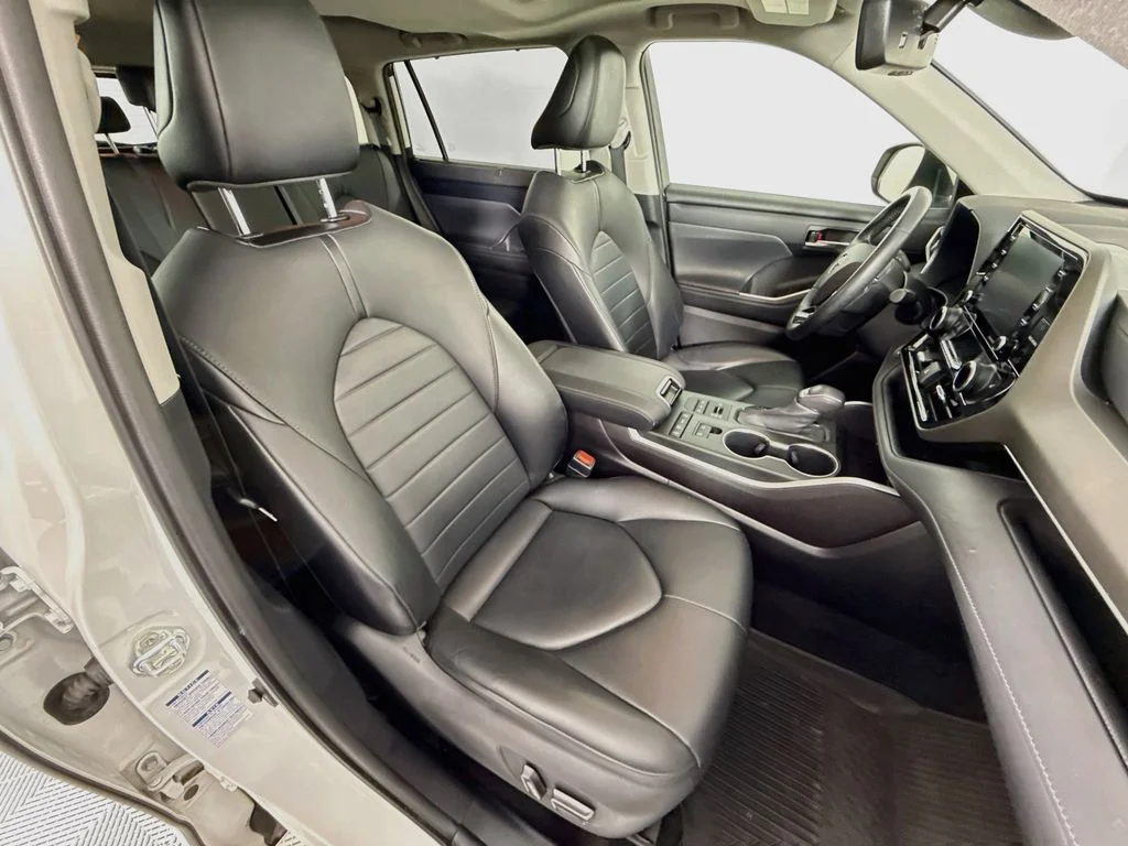 Used 2021 Blizzard Pearl Toyota XLE image 31
