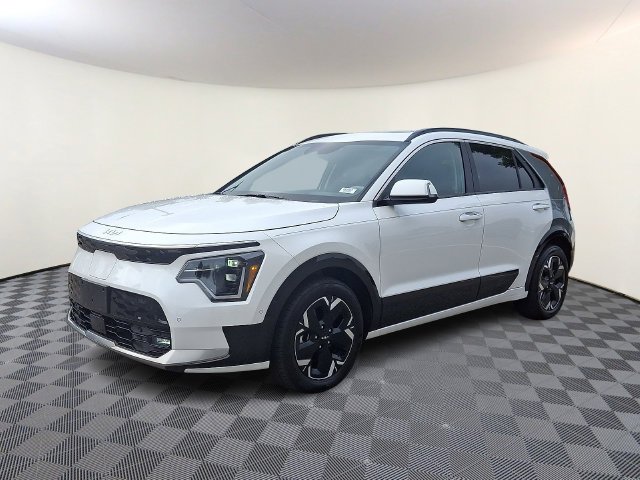 Used 2023 White Kia Wave image 3