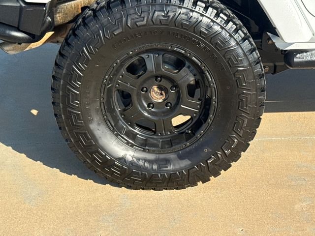 Used 2012 White Jeep Unlimited Rubicon image 10