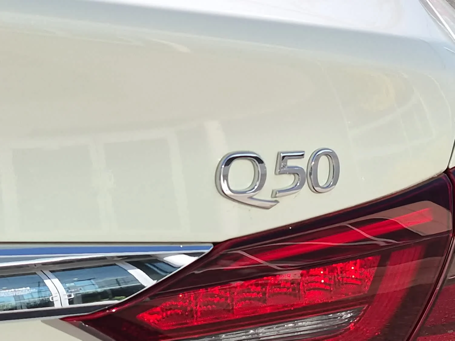 Used 2023 Majestic White INFINITI LUXE image 22
