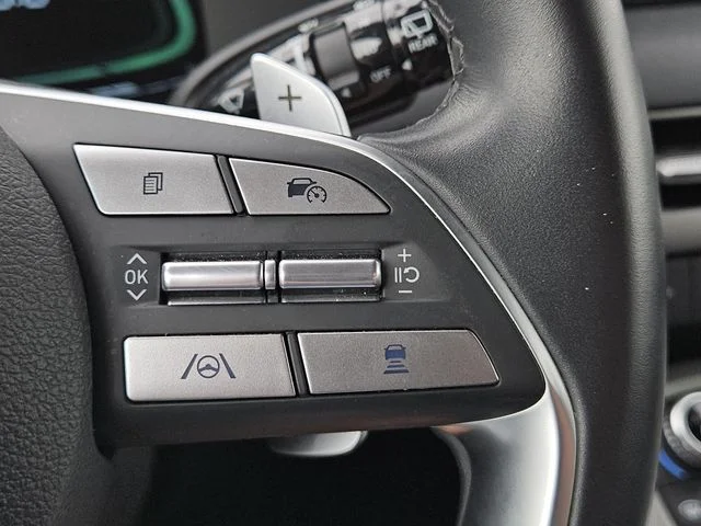 Used 2025 Hyper White Hyundai SEL image 20