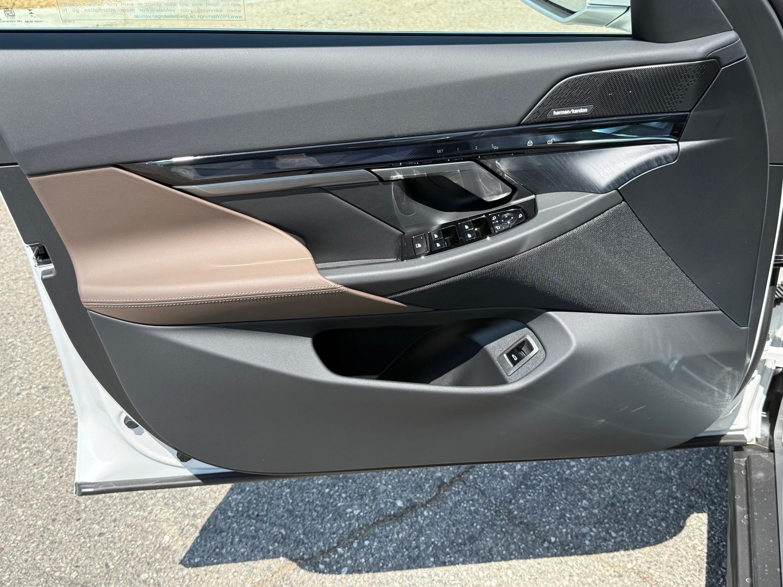 New 2027 Mineral White Metallic BMW 530i xDrive image 19