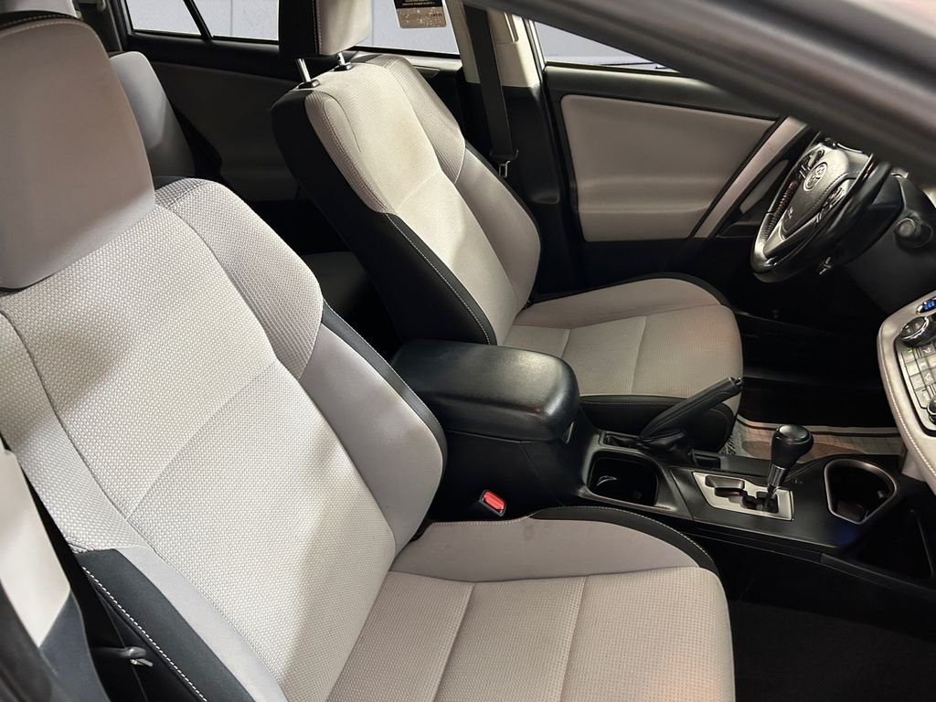Used 2018 Silver Toyota XLE image 14