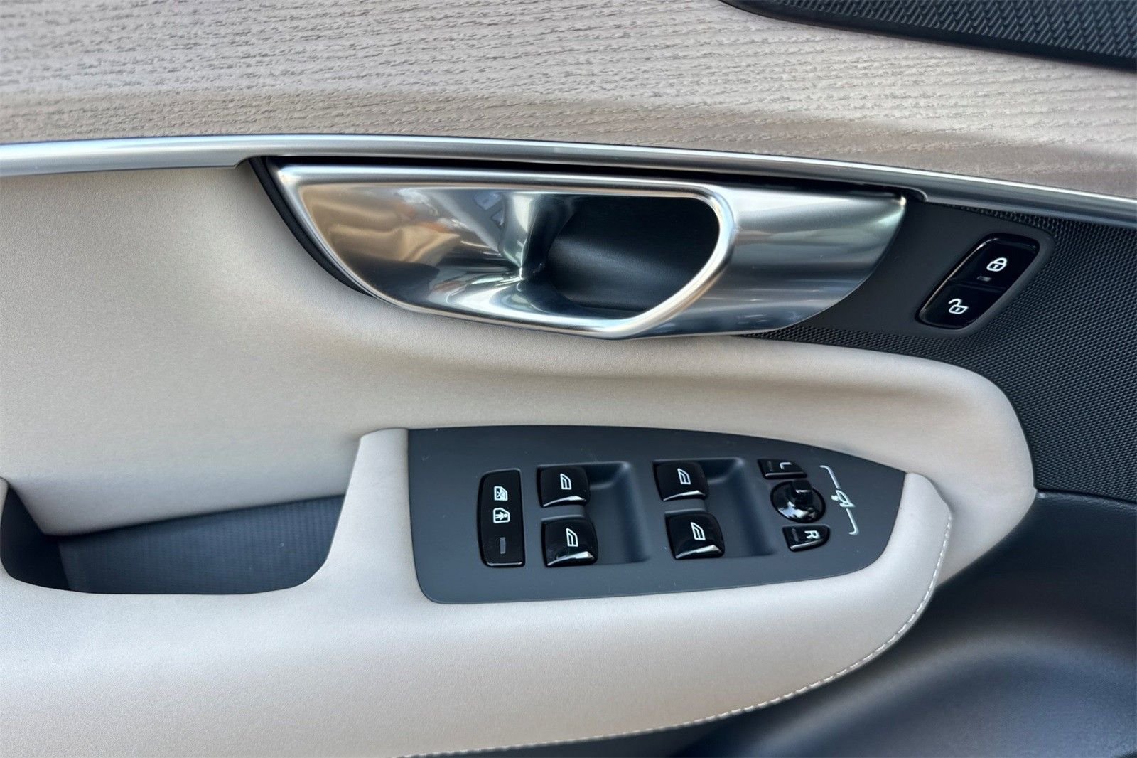 2026 Volvo XC90 Plus - Photo 12